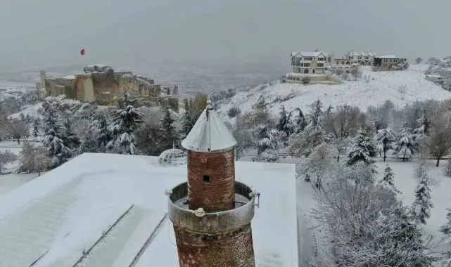 Beyaz gelinliğini giyen Harput'ta kartpostallık görüntüler oluştu
