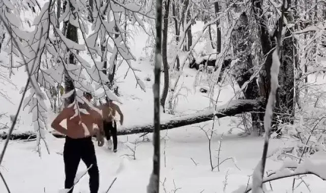Uludağ'da dondurucu soğukta iki arkadaşın kar banyosu keyfi