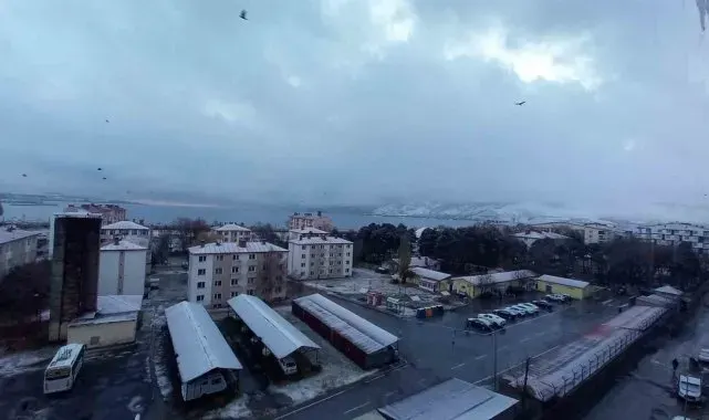 Tatvan'da kar yağışı etkili olmaya başladı