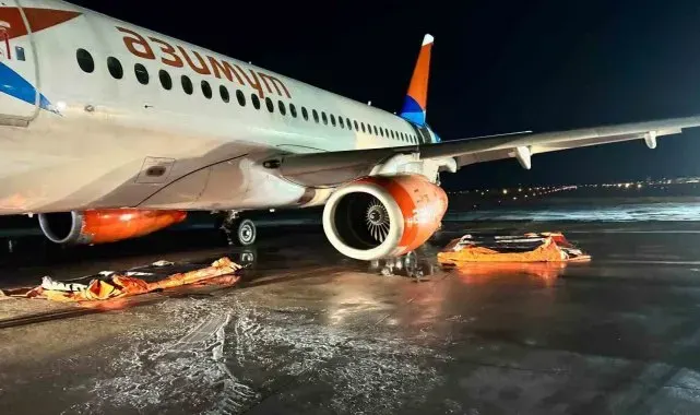 Antalya'da iniş sırasında motoru yanan yolcu uçağına rekor sürede müdahale