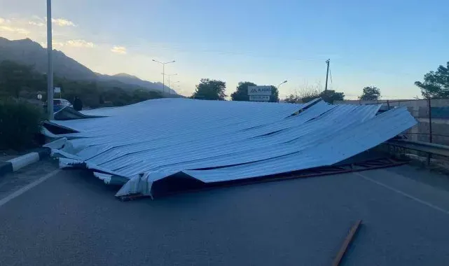 KKTC'de fırtınada ağaçlar devrildi, çatılar uçtu