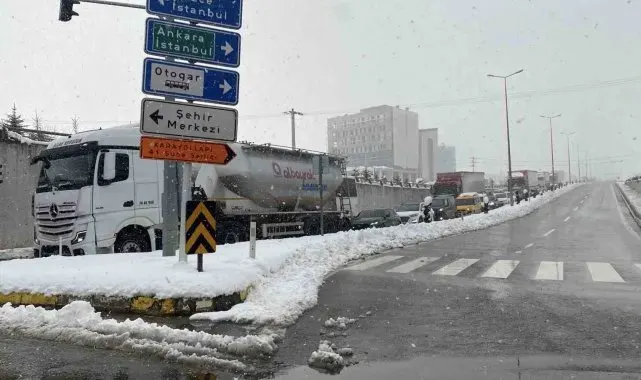 Bolu Dağı'nda kar yağışı etkili oluyor: Kar kalınlığı 40 santimetreyi aştı