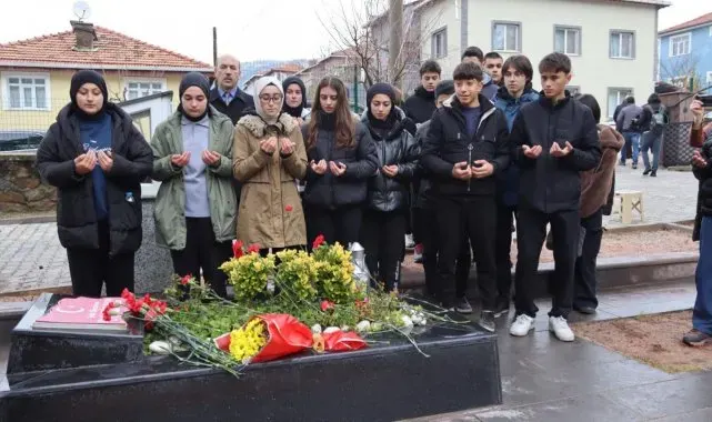 PKK'nın şehit ettiği Aybüke öğretmen mezarı başında dualarla anıldı