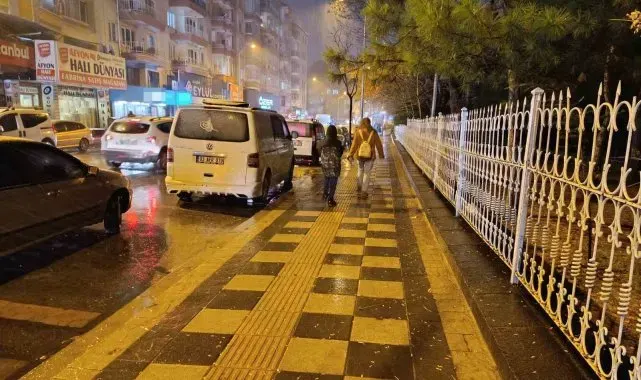 Afyonkarahisar'da beklenen kar yağışı başladı