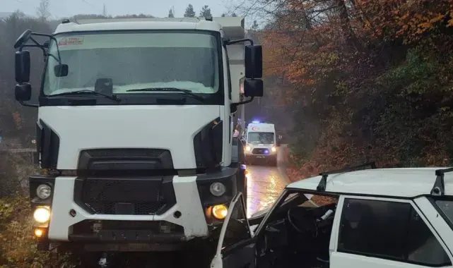 Sinop'ta otomobil ile kamyon kafa kafaya çarpıştı: 1 yaralı