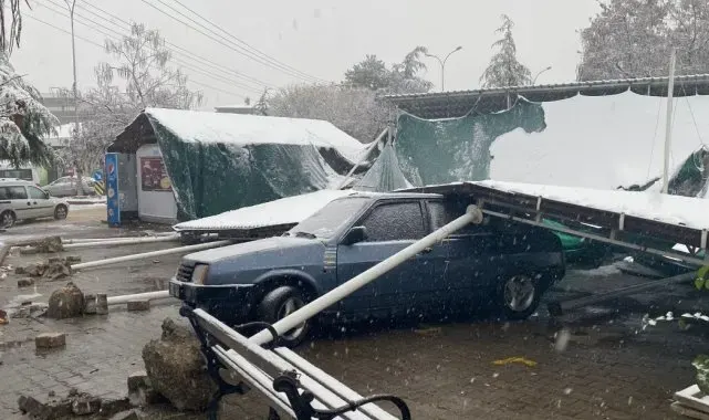 Tavşanlı'da köy pazarı çatısı karın ağırlığına dayanamadı