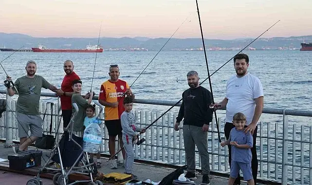 Babalar ve çocuklar oltalarını Eskihisar'da attı