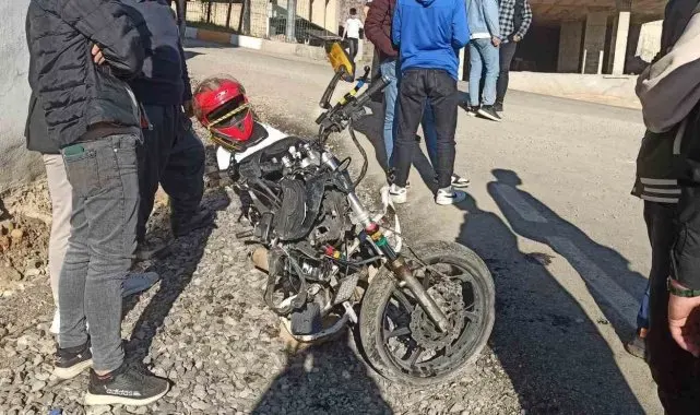 Derecik'te motosiklet otomobile çarptı: 1 yaralı