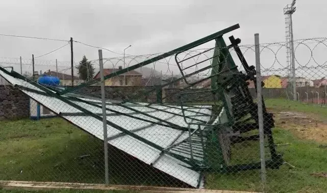İznik İlçe Stadyumu'nda şiddetli rüzgar tribünü yıktı