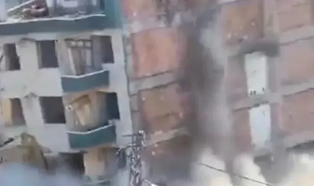 Hasarlı bina yıkım esnasında iş makinesinin üzerine çöktü