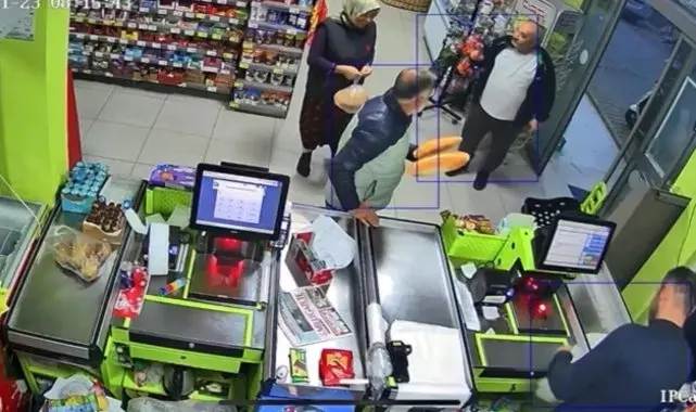 Çamurlu ayakkabılarını çıkarıp çorapla alışveriş yaptı..O anlar kamerada
