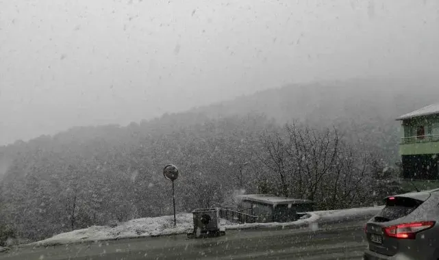 İstanbul'da Aydos Ormanı ve çevresinde kar yağışı etkili oluyor