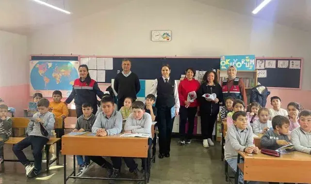 Jandarma öğretmenlerin Öğretmenler Günü'nü kutlandı
