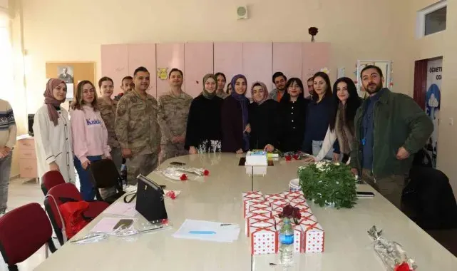 Jandarmadan öğretmenlere karanfil
