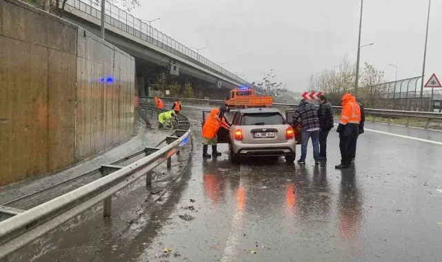 Kağıthane'de sağanak yağış nedeniyle bir kadın sürücü su birikintisinde kaldı