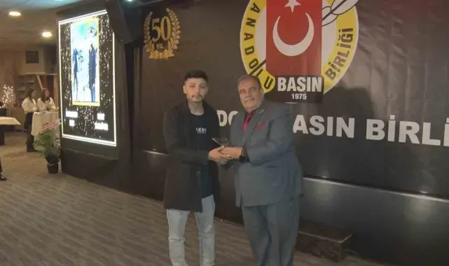 Gaziantep'te trafik kazasında hayatını kaybeden İHA muhabiri Umut Yakup Tanrıöver'e ödül