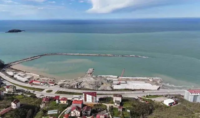 Türkiye'nin en büyük balıkçı barınağının yüzde 70'i tamamlandı