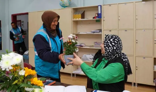 Gaziantep'te öğretmenler günü çiçeklerle kutlandı
