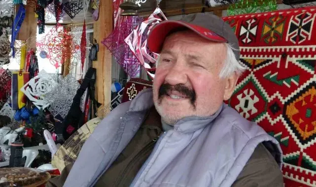 Emekli bankacının, evinin her köşesi 'hediyelik eşya' ile dolu