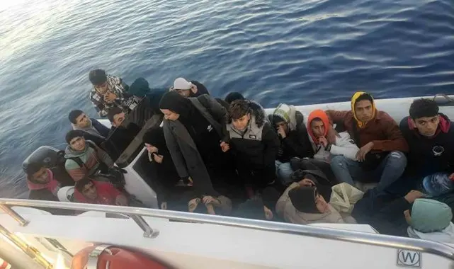 12'si çocuk 22 düzensiz göçmen ve 2 göçmen kaçakçısı yakalandı