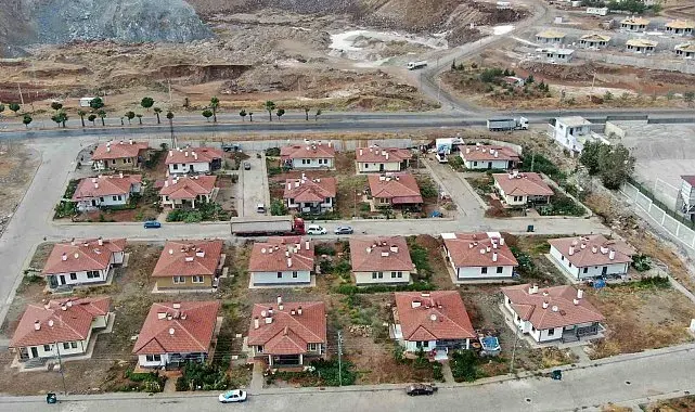 Villaları aratmayan köy evlerinin bahçesinde üretim