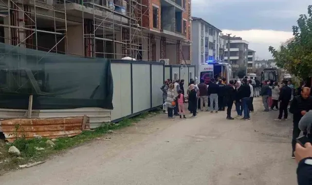 Sakarya'da inşaat iskelesinden düşen işçi ağır yaralandı