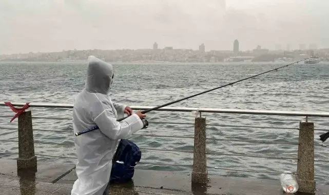 Üsküdar'da balıkçılar lodosa rağmen oltalarını bırakmadı