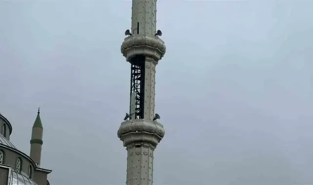 Arnavutköy'de lodos, cami minaresinin parçalarını uçurdu