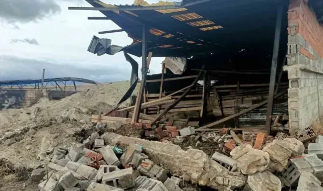 Yalvaç'ta besihane yangını: 17 hayvan telef oldu, tonlarca yem yanarak küle döndü