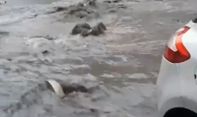Fatih'te sağanak yağış başladı, Bayrampaşa'da rögar taştı