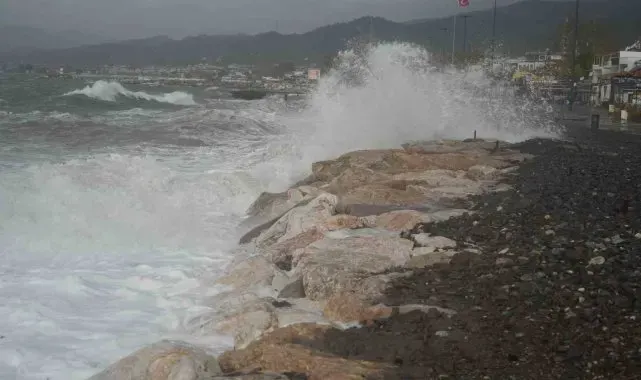 Dev dalgalar sahilleri dövüyor