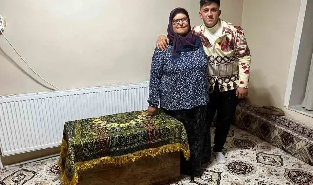 Antika perde furyasına ceket diktirip giyerek katıldı