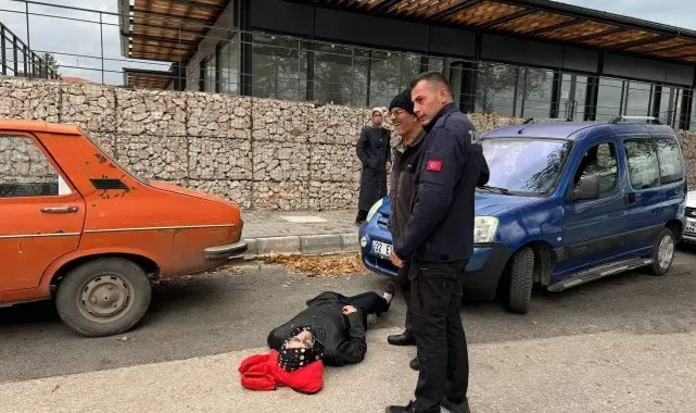 Isparta'da ayağı takılıp düşen yaşlı kadın yerde acı içerisinde kaldı