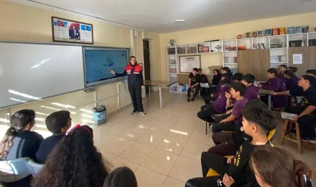 Jandarma, öğrencileri siber farkındalık konusunda bilgilendiriyor