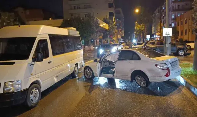 İki otomobil çarpıştı: 1 yaralı