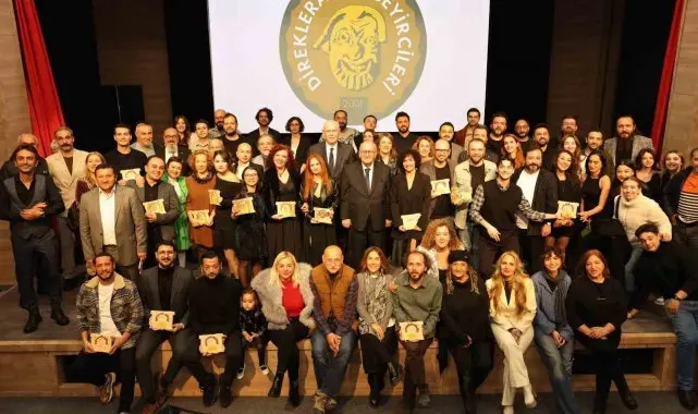 Bozüyük Belediye Tiyatrosu ödülü, Başkan Bakkalcıoğlu'na takdim etti