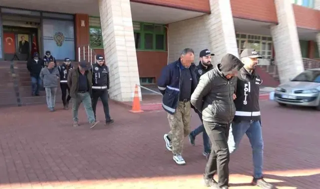 Isparta'da belediyeye ait yeleklerle kaçak kazı yapan şüpheliler tutuklandı