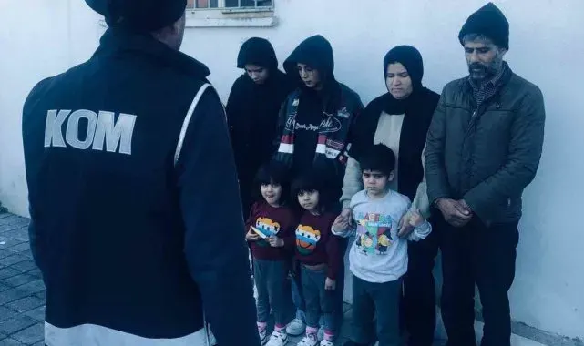Ayvalık'ta 8 düzensiz göçmen ve 2 organizatör yakalandı