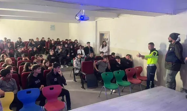 Tercan'da jandarma ekipleri öğrencileri bilgilendirdi