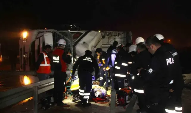 Amasya'da hurda yüklü tır devrildi, araçta sıkışan sürücüyü ekipler kurtardı