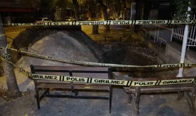 Isparta'da kazdıkları kuyuya düştüler: Şehrin göbeğinde belediye ekibi kılığına girip define aradılar