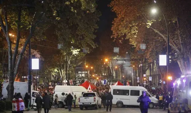 Gürcistan'da yol kapatıp çadır kuran protestoculara polis müdahalesi