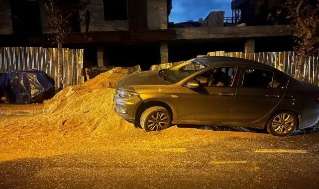 Beylikdüzü'nde bir inşaat firmasının yola döktüğü kum kazaya neden oldu
