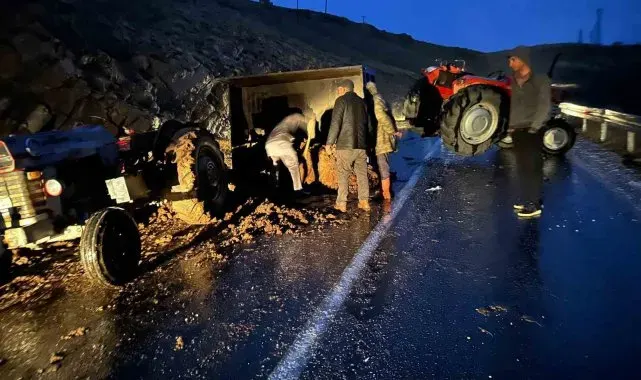 Elazığ'da hayvan gübresi yüklü traktör devrildi
