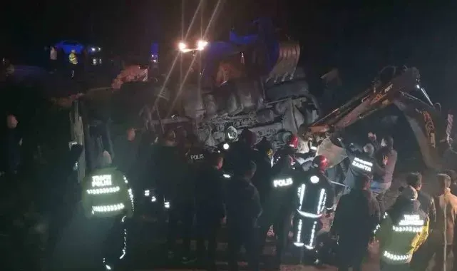 Malatya'da kazaya müdahale eden polisler tırın altında kaldı