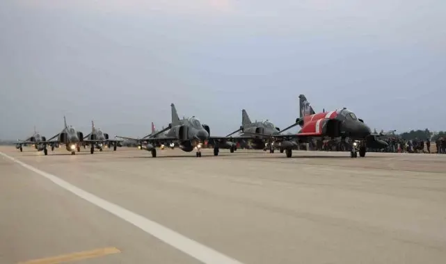 10 tane F-4E Phantom uçağıyla 'fil yürüyüşü' yapıldı