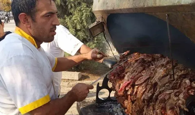 Ciğer kenti Diyarbakır'da cağ kebabı ustası ve lisanslı arıcı, fuarda ürünlerini sergiledi