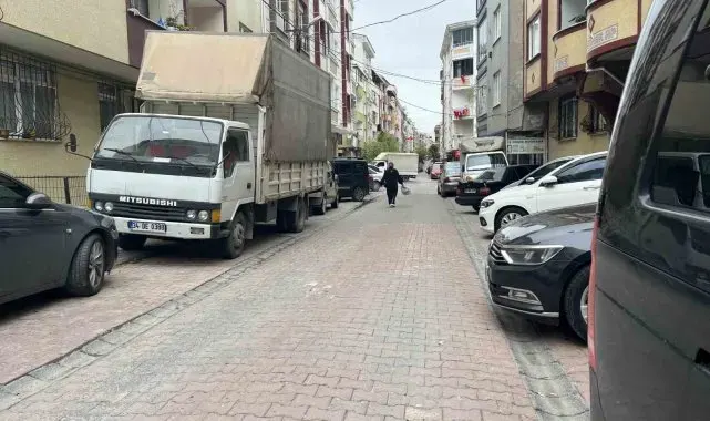 Esenyurt'ta iki komşu arasında park yeri kavgası: Demir çubukla aracın camlarını kırdı