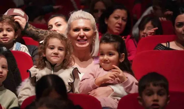 "Tavşan ile Kaplumbağa" oyununa çocuklar büyük ilgi gösterdi