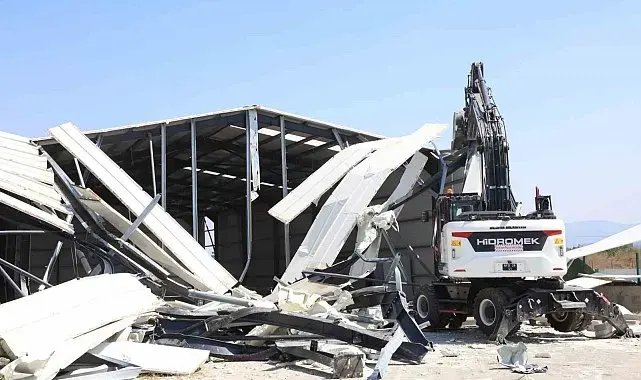 Nilüfer'de üç ayrı mahallede yıkım